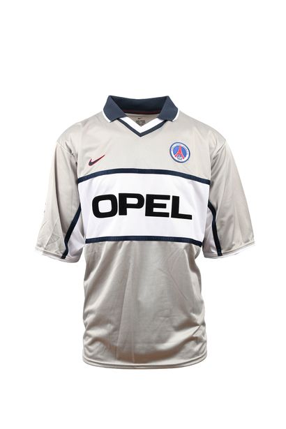 null Peter Luccin. Milieu de terrain. Maillot N°5 porté pour l'édition 2000-2001...