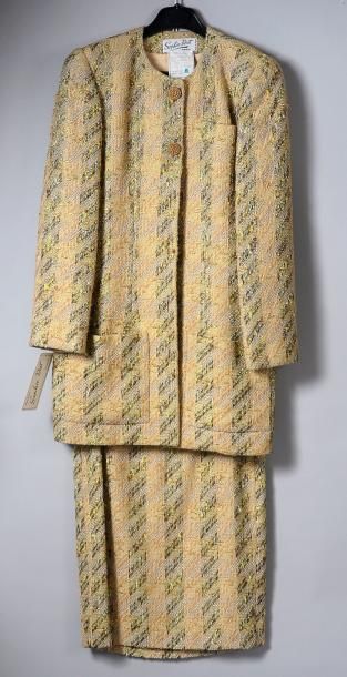 SOPHIE NAT Tailleur en tweed beige doré: Jupe droite -Veste trois quarts à poches...