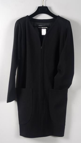SAINT LAURENT RIVE GAUCHE Robe tunique en jersey noir, deux poches plaquées. Taille...