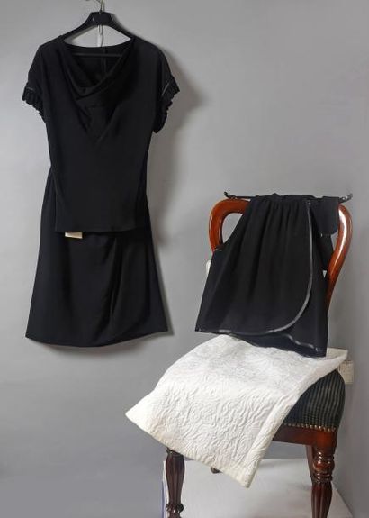 SOPHIE NAT Ensemble: Jupe portefeuille en crêpe noir avec quelques plis a la taille...