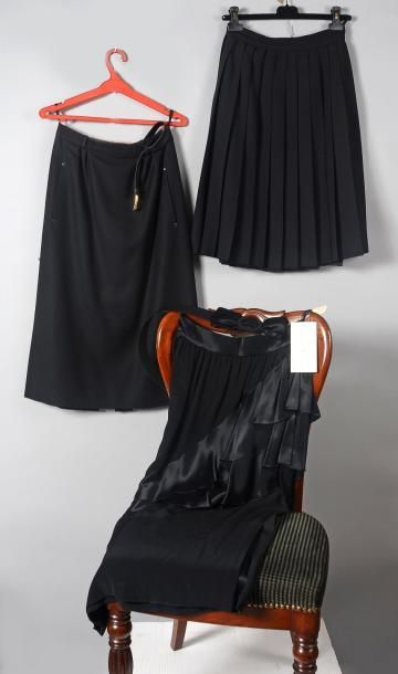 SOPHIE NAT Jupe en lainage noir, forme évasée, poches passepoilées, fine ceinture...