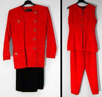 SOPHIE NAT Tailleur en crêpe rouge: Pantalon rond - Gilet sans manche fermé par boutons...