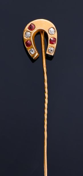 null Épingle de cravate en or 750 (18K), stylisant un fer à cheval orné de diamants...