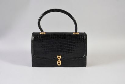 HERMES Sac en crocodile noire vers 1950-60, fermeture en métal doré à motif de cordages...