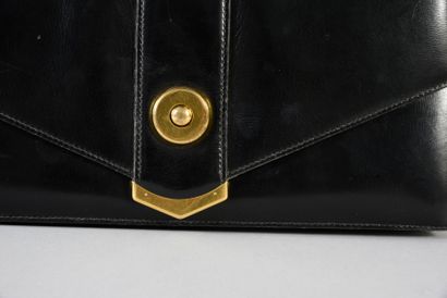 HERMES Sac pochette en box noir, fermeture en métal doré, anses en cuir souple, ouvrant...