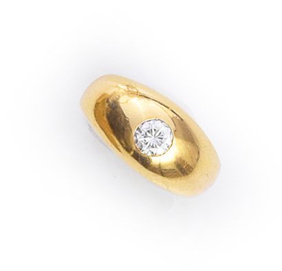 null Ring in gold 750e, decorated with a brilliant in closed setting (0,3 ct approximately)
TDD...