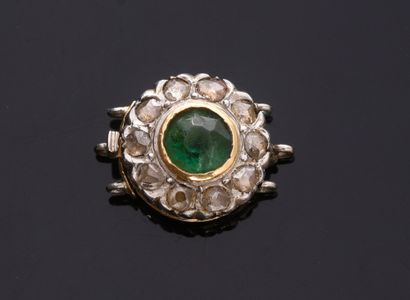 null Clasp of necklace with three rows in gold 750th, decorated with a green glass...
