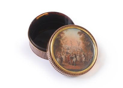 null Gold (750 ‰) round box lined with tortoiseshell, decorated with vertical stripes...