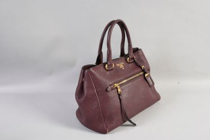 PRADA Sac en cuir grainé aubergine, deux anses. Usures et tâches. Longueur : 36 cm...