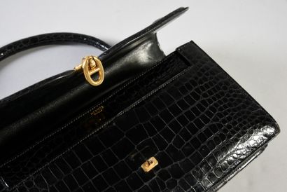 HERMES Sac en crocodile noire vers 1950-60, fermeture en métal doré à motif de cordages...