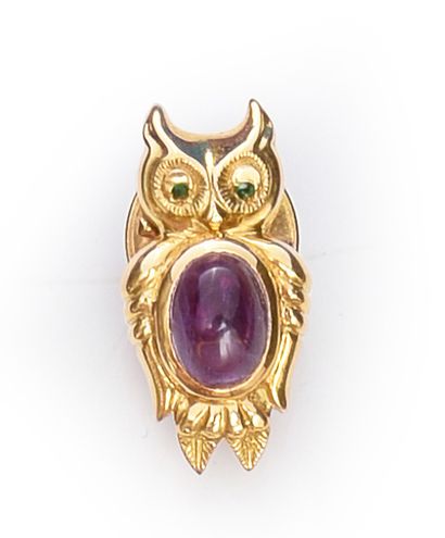 Pin in gold 750th, stylizing an owl, the...