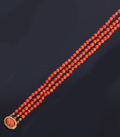 Bracelet composed of 3 rows of faceted coral...