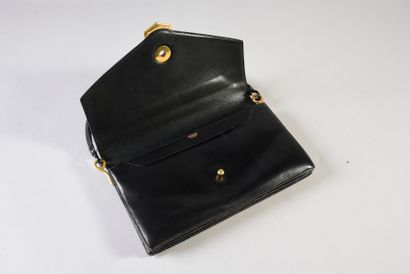 HERMES Sac pochette en box noir, fermeture en métal doré, anses en cuir souple, ouvrant...