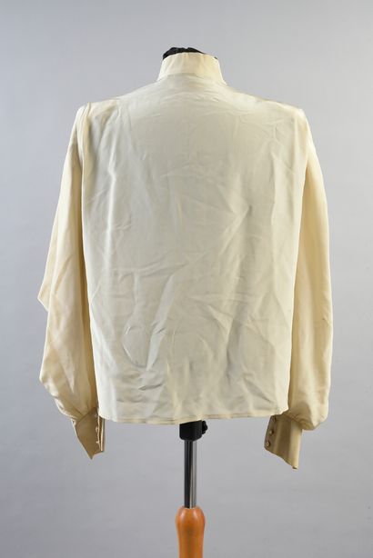 Nina RICCI boutique 
Blouse with lavaliere collar in ivory silk crepe with wide long...