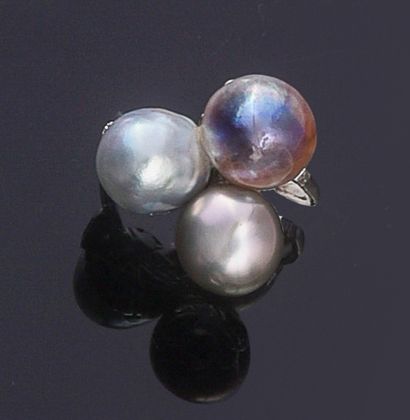 null Ring in 850th platinum, set with three gray pearls of different shades, supposedly...