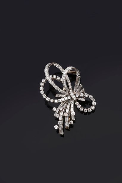 null 750 (18K) white gold and platinum brooch clip, stylizing a knot decorated with...