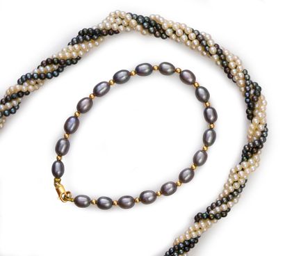 null Necklace with three rows of black cultured pearls slightly baroque, metal clasp...