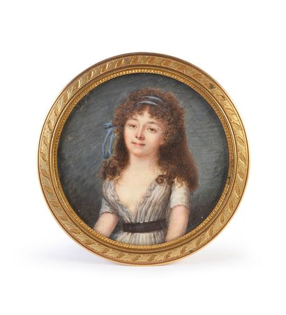 null Portrait miniature rond, avec signature indistincte en bas à gauche, d'une jeune...