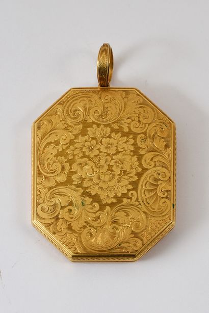 null Gold medallion 725th, octagonal shape, the face finely chiseled with a decoration...