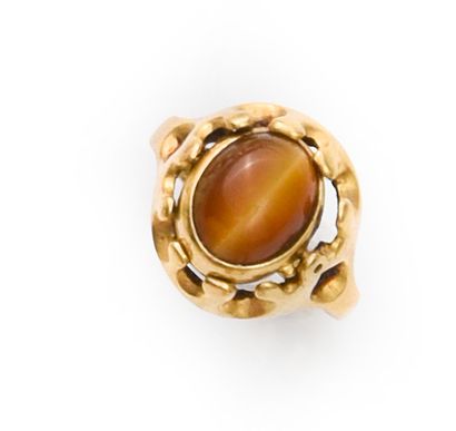 Ring in gold 750e, decorated with a cabochon...