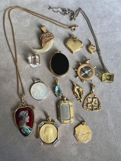 Set of 15 medals and pendants in gold 750e,...