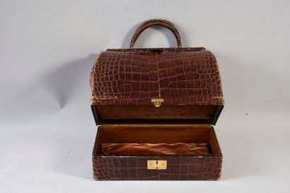 HERMES Paris Sac « Mallette » Hermès en crocodile marron des années 1930. Griffe...