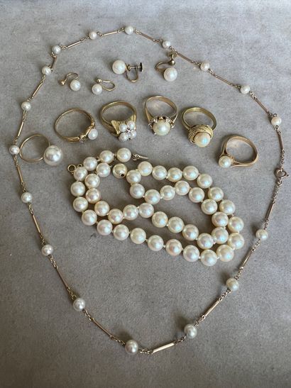 null Lot de bijoux en perles, en or 750e composé de : un collier ras de cou en perles...
