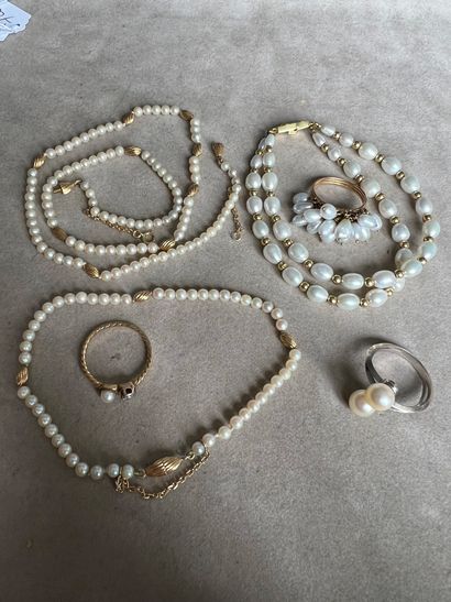 Lot of jewels in gold 750e and cultured pearls:
A...