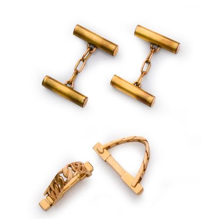 null Two pairs of cufflinks in gold 750e, a pair with stirrup and a pair with sticks...