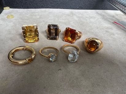 Lots of rings in gold 750e, decorated with...