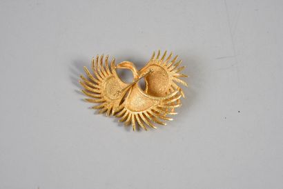 null Broche en métal doré représentant des feuilles ou un oiseau fantastique. Longueur...