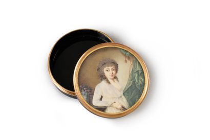 null Round brown tortoiseshell box encircled with yellow gold 750e, the lid decorated...