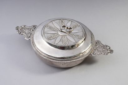 Ecuelle and its lid with silver appliques;...