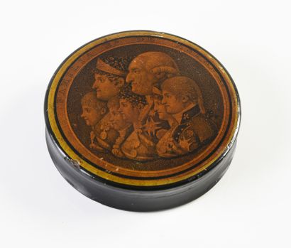 null Snuffbox in black lacquered paper, round shape, with uniface decoration of the...