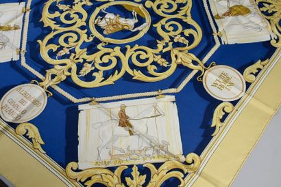 HERMES Carré « A l'auberge du cheval blanc », fond bleu marine à décor jaune et ...