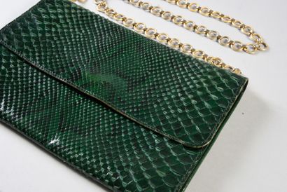 null 
Sac pochette en python teinté vert émeraude, chaîne en métal doré, années 1980....