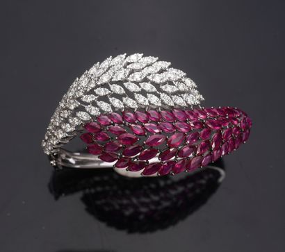 null Bracelet in white gold 750th, with crossed feathers, one set with diamonds,...