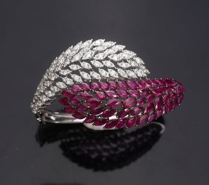 null Bracelet jonc ouvrant en or gris 750e, à motif de plumes croisées, l'une sertie...