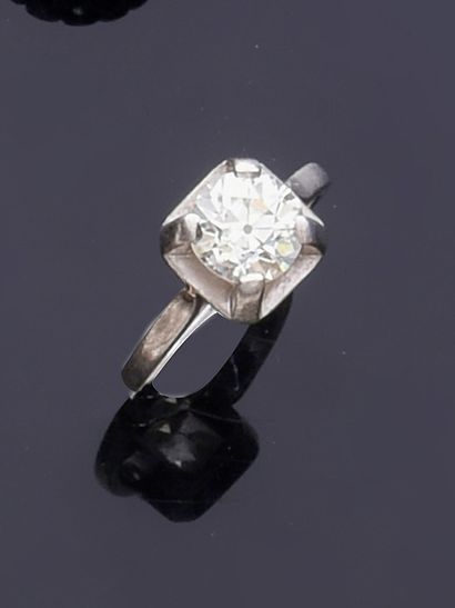 Solitaire in platinum 800e, set with an old...