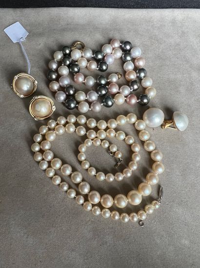 Lot de perles de cultures composé de :
Deux...