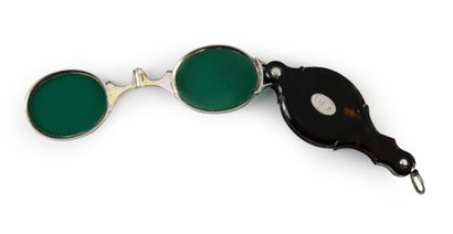 null Articulated pocket glasses in silver 925°°, the lenses tinted green and the...