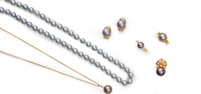 null Parure de perles de culture grise, composée d'un collier (L. : 49 cm, D. : 6,6...