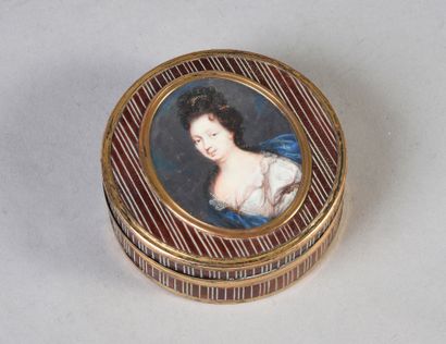 null Round box in varnish martin decorated with alternating red and white bands,...