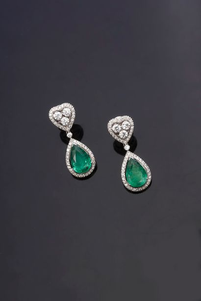 Pair of earrings in white gold 750e, set...