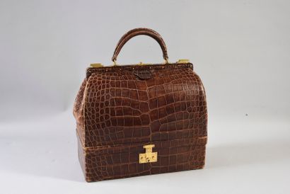 HERMES Paris Sac « Mallette » Hermès en crocodile marron des années 1930. Griffe...