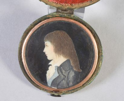 null Miniature of round shape representing Louis XVII in profile circled in yellow...