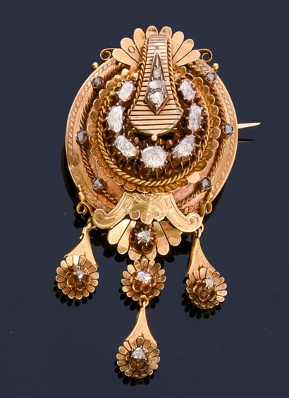 null Brooch in gold 750th, circular form, the center adorned with a crescent moon...