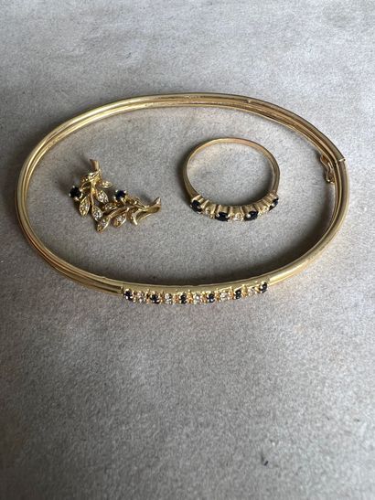 null Parure composée d'un bracelet jonc ouvrant, d'un pendentif à motif floral et...