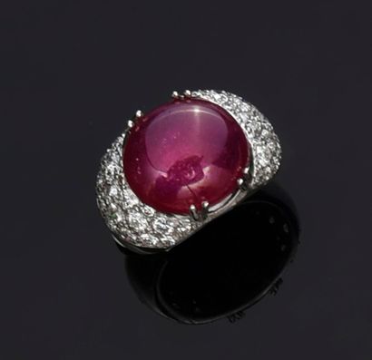 null Ring in white gold 750e, set with an oval cabochon of ruby (11,5 ct approximately)...