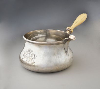 null Large silver pan 1st title, largely swollen in its lower part and the edge underlined...